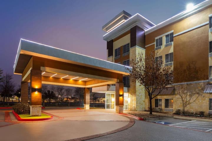 Near Austin + Free Breakfast & Indoor Pool - Cedar Park, TX