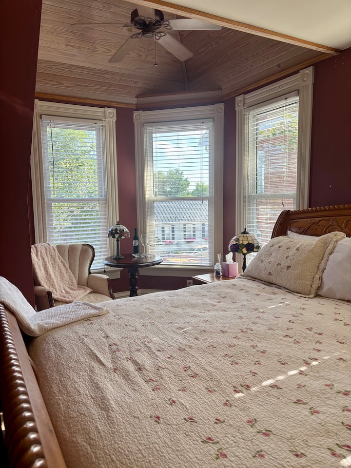 2nd Floor, King Bed Ensuite In 4th St. Victorian! - Hermann, MO