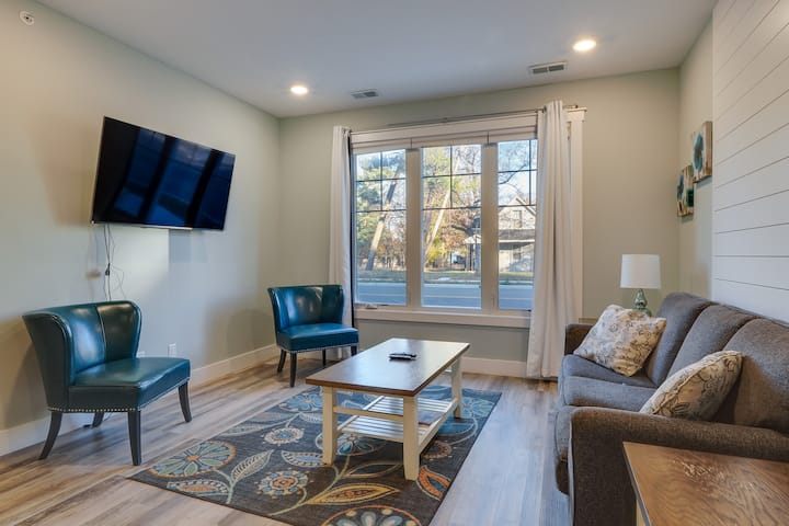 Front Street Retreat! Cozy Traverse City Condo - Traverse City, MI