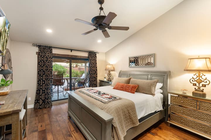 La suite principal tiene una cómoda cama tamaño king y una puerta corrediza de vidrio que da al oasis del patio trasero bajo un patio cubierto con un juego de bistró de hierro para tomar el café de la mañana. Mucho espacio de almacenamiento con dos mesas de cabecera grandes, aparador, escritorio, sillón y TV de 58 pulgadas