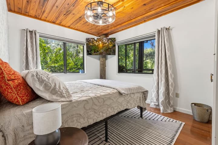 Chambre grise : chambre 2 située au niveau inférieur et équipée d'un grand lit.