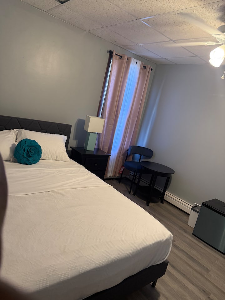 Lovely Space-room Next To Kitchen - Fall River, MA