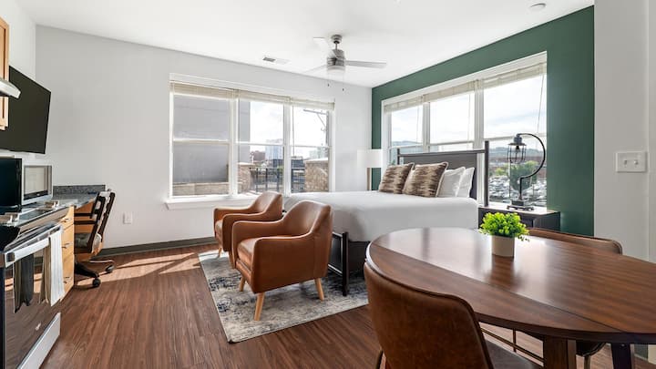 Landing | Modern 1bd, Yoga Studio, Pool - Birmingham, AL