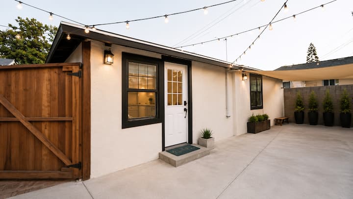 Modern Guest House In South Central La - Los Angeles, CA