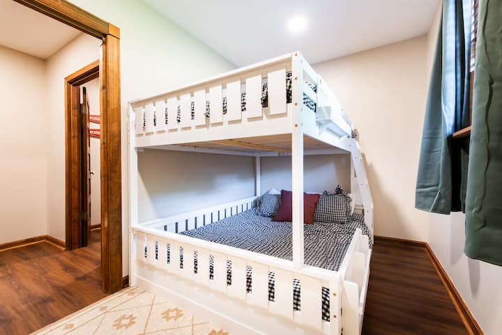 Queen sized bed below, full sized bed above