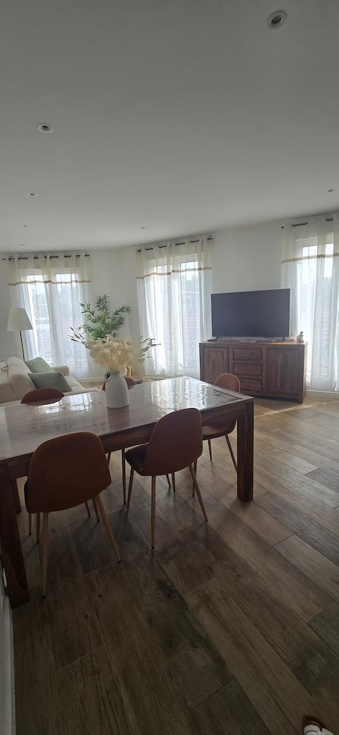 Top Airbnb: Apartment for 6 people • A/C • Train station 1 min away • Paris 15 min away à Yvelines