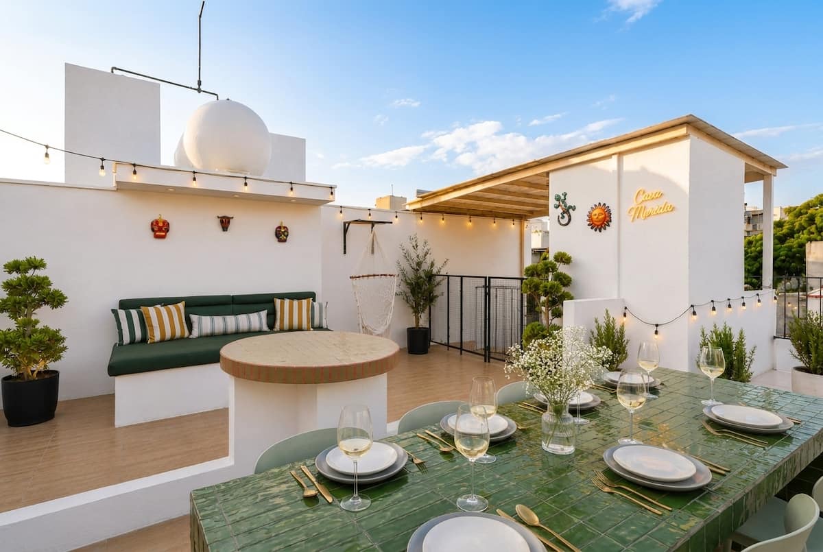 Roof de Casa Mérida con la mesa de talavera, la pérgola y la banca integrada