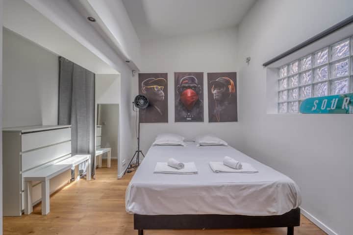 Dormitorio con cama tamaño queen