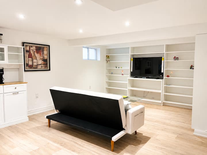 הירגעו ותיהנו מהתוכניות האהובות עליכם מהנוחות של הספה הנפתחת.