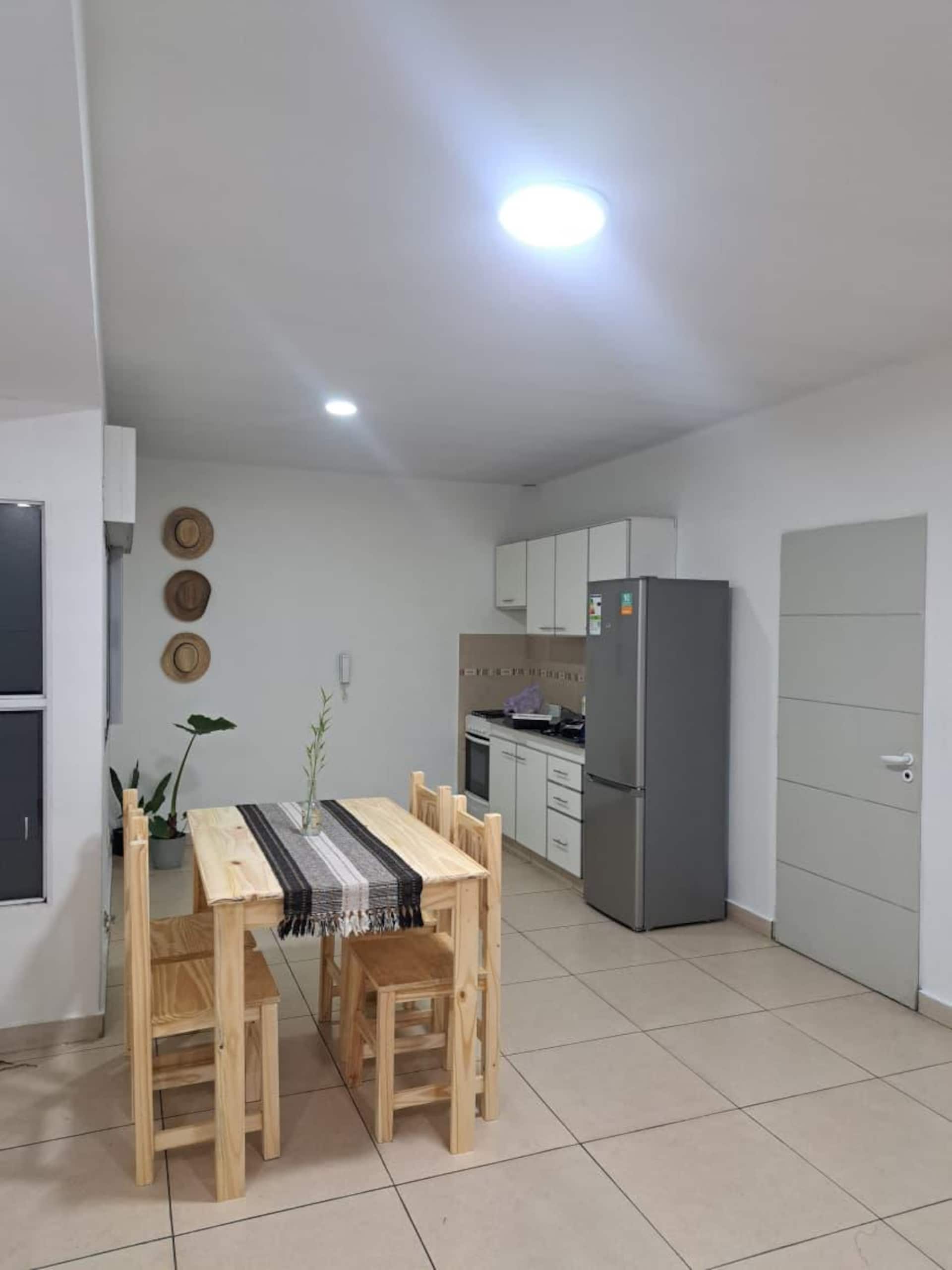 Estúdio com cozinha equipada