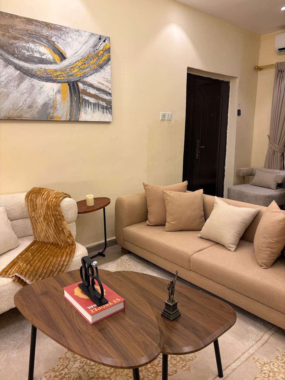 Living Room Seating & Smart TV