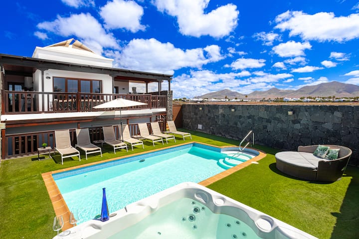 Luxury Villa Penguina | Sleeps 12 | Pool & Hot Tub - Playa Blanca, Las Palmas, España