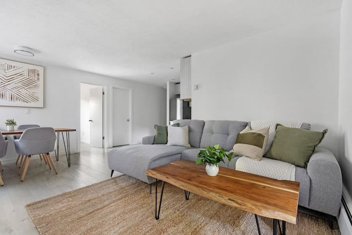 Modern And Minimalist Kits Flat W/ Bath Tub - Vancouver