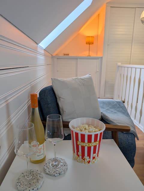 Leistungsstarkes Airbnb: Duplex, good access, Wi-Fi & air conditioning in Sülz
