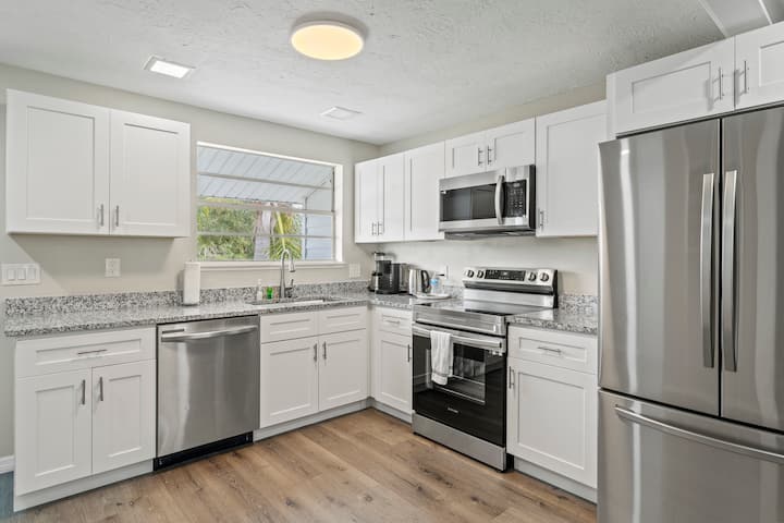 Manasota Beach 9.5-acre Retreat Sleeps 16 - Venice, FL