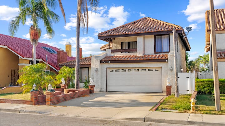 Bright 4br/3ba Family Home With Patio & Palm Views - Pomona, CA