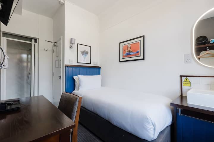 Comfortable Single Room Close To Transport Links - Watford