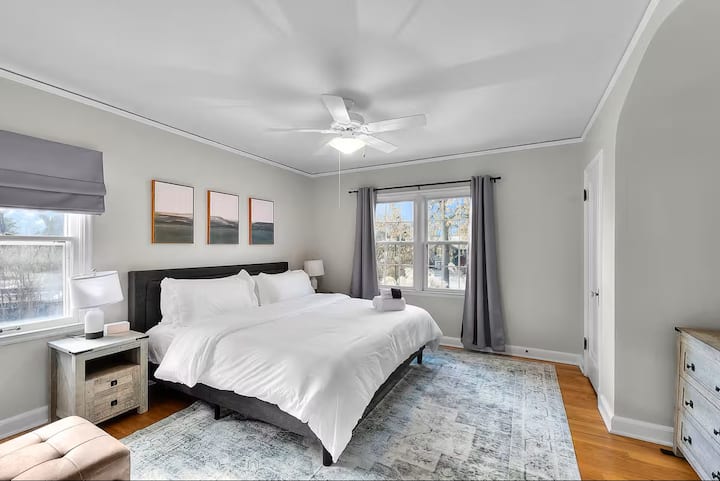 Spacious Retreat | Arcade + Bunk Beds + Backyard - Omaha, NE