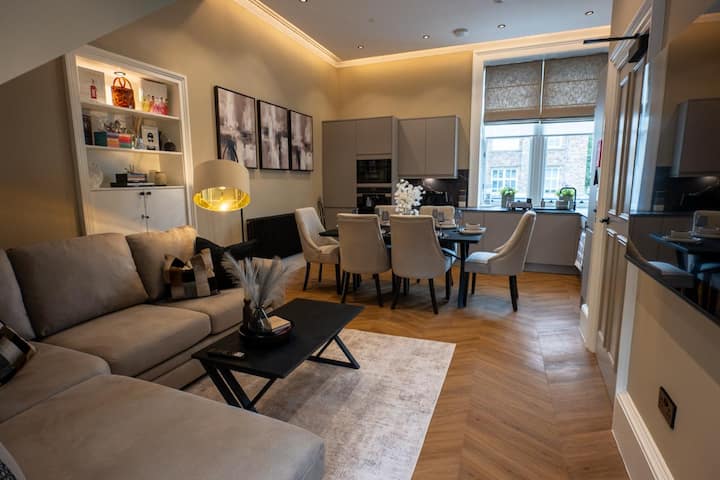 Sophisticated Urban Living| Sleek 4-bedroom Home - Edinburgh