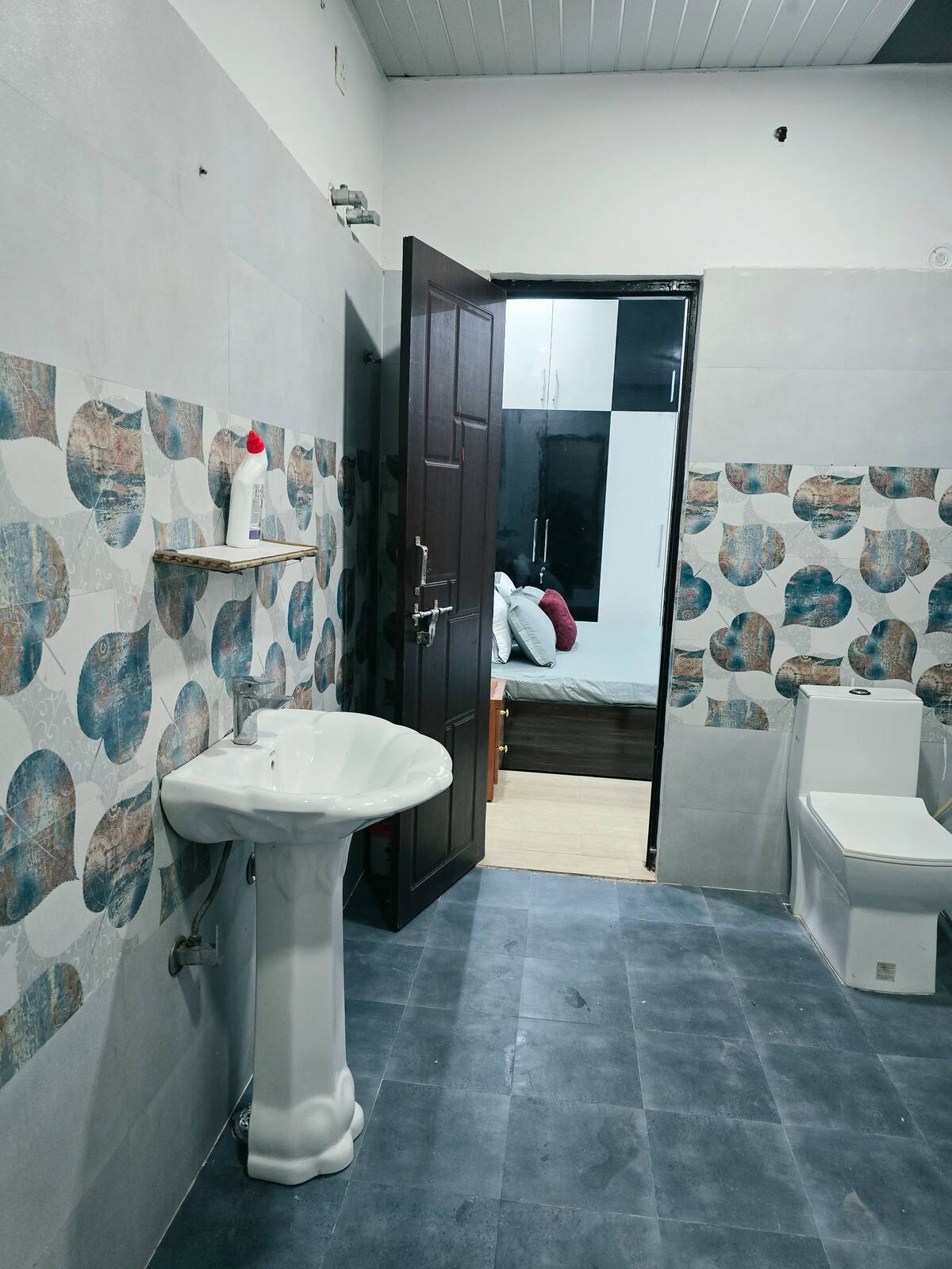 Gomti Grand Villa Bathroom