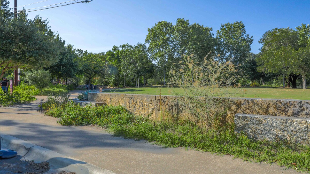 Walk to UT*parking*West Campus*Close to Downtown