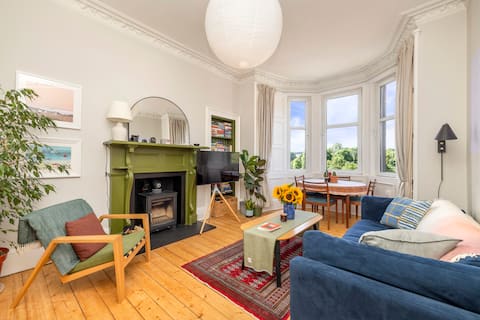 Top performing Airbnb: 2/3 bed period property with Leith Links views in Leith