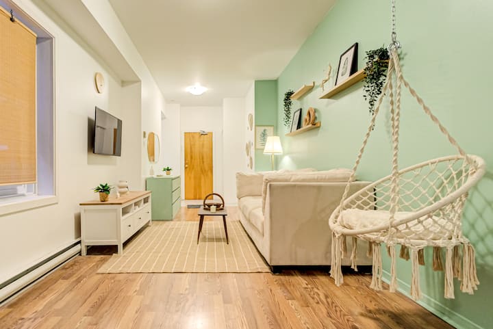 The Sage Suite | Cozy Green-accented 2br Downtown - Lasalle