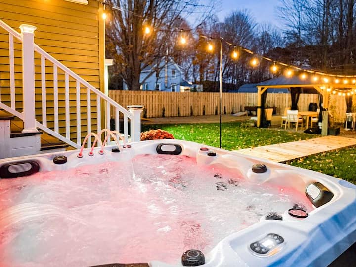 Modern Kittery Retreat W/ Hot Tub & Game Room - Kittery, ME