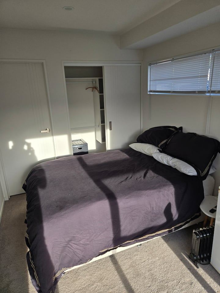 Affordable Room: Private Access + En Suite - Auckland