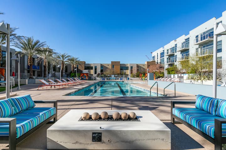Luxury Balcony Condo | City Views Pool Gym - Las Vegas, NV