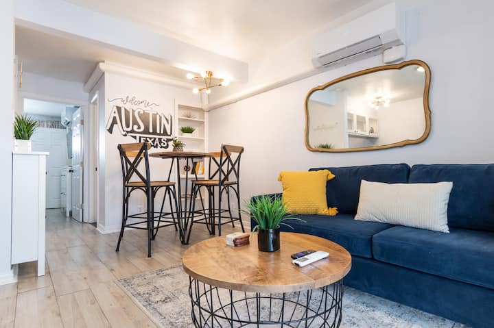 6th St Escape W/refreshing Pool  Walk Anywhere! - Hyde Park - Austin