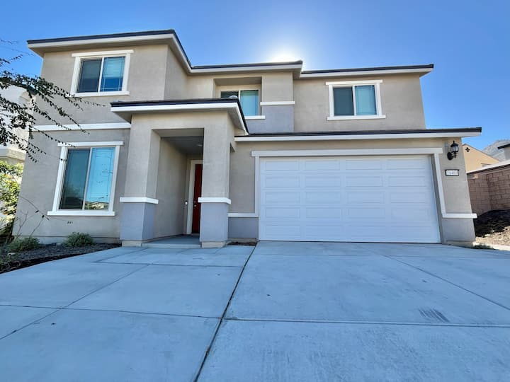 Luxurious Modern 2story 7bed3bath Family House - Redlands, CA