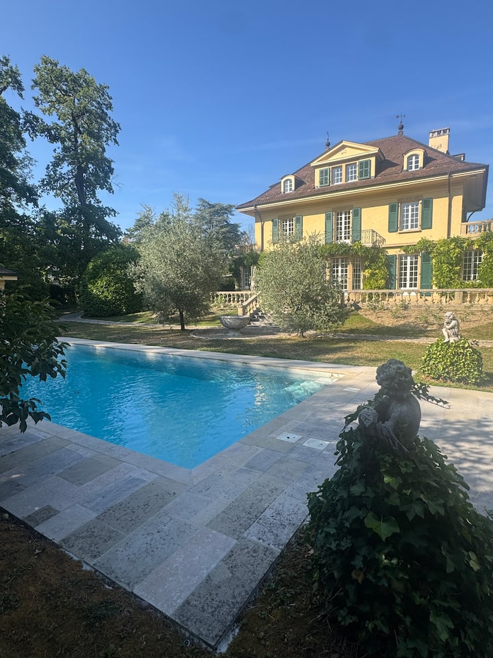 Grande Villa à Genève
6 Chambres+piscine+parking - Geneva