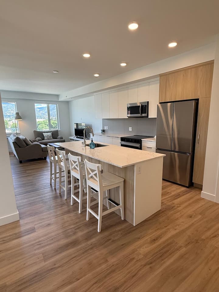 Penthouse 3 Bedroom 2 Bathroom With A Lake View! - Penticton