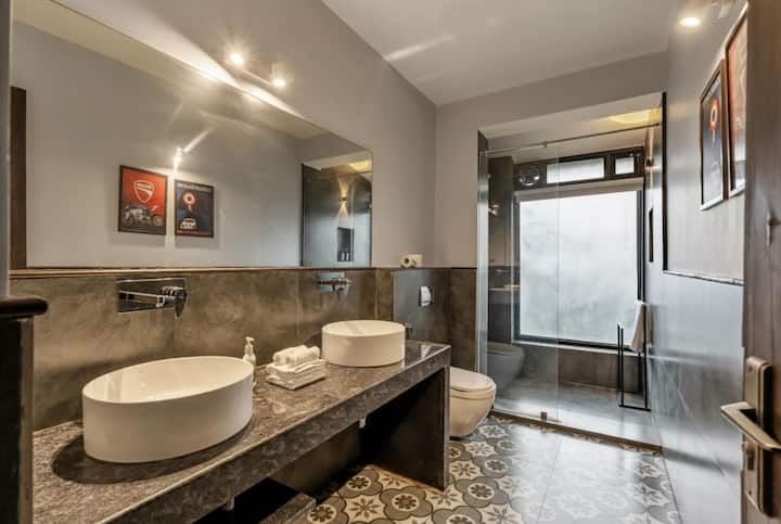 Full bathroom 4 image 1
