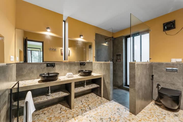 Full bathroom 1 image 1