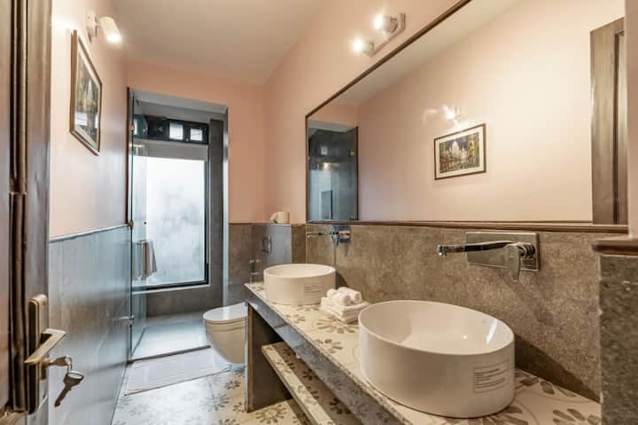 Full bathroom 2 image 1