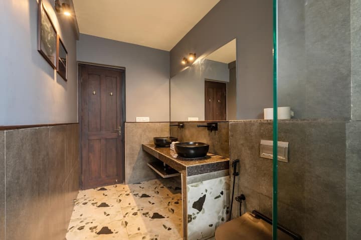 Full bathroom 3 image 1
