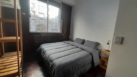 Top Airbnb: Loft on Avenida de Mayo with a view of the Barolo Palace en Dock Sud