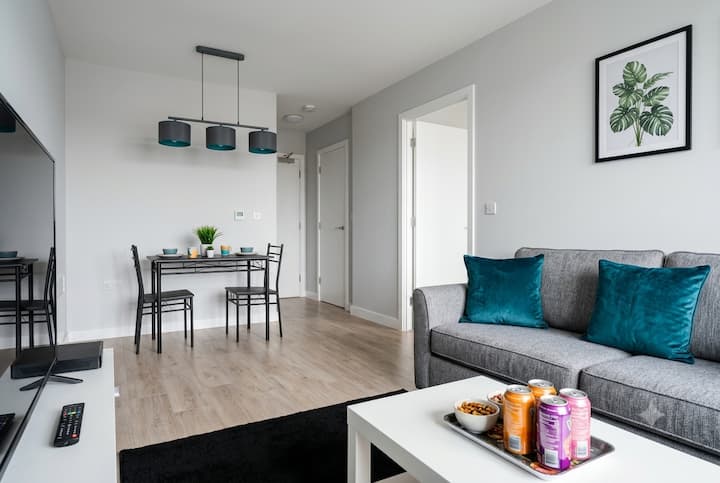 Spacious Birmingham Flat | Parking | Sleeps 7 - Bromsgrove