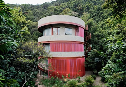 Popular Airbnb listing: Arte Museo house in a nature reserve with a pool in La Mesa