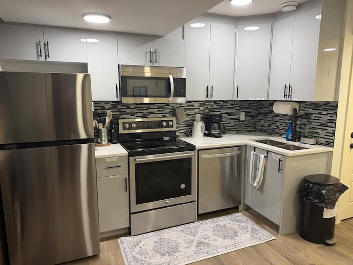 Modern & Cozy Private 1-bedroom Basement Suite - Edmonton
