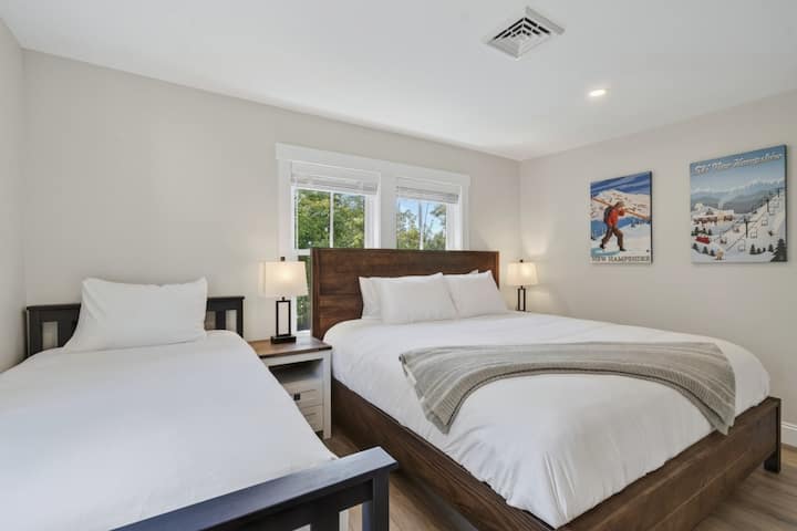 Big House: 2nd Floor Rear Bedroom complete with luxury king mattress and twin bed