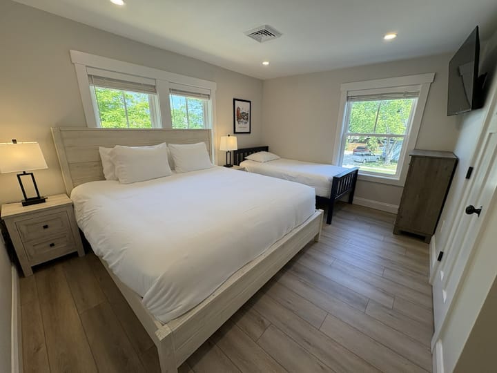 Big House: Front Bedroom complete with luxury king mattress, twin bed, and 50in Smart TV