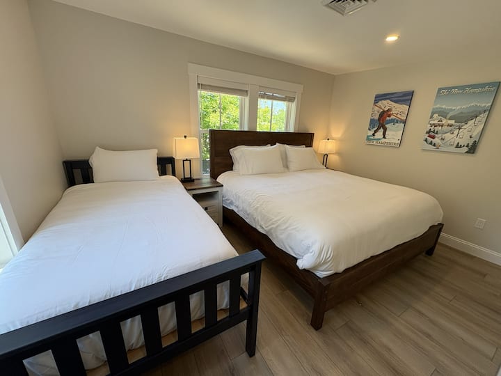 Big House: Front Bedroom complete with luxury king mattress, twin bed, and 50in Smart TV