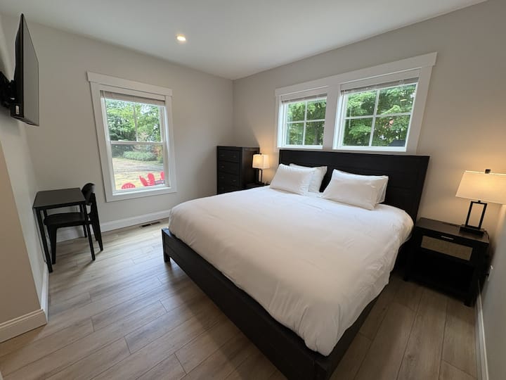 Big House: 1st Floor Primary complete with a luxury king mattress, desk, and 50in. Smart TV