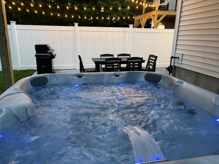 Carriage House: New 2026, Hot Tub, In Town, Dogs - Conway, NH