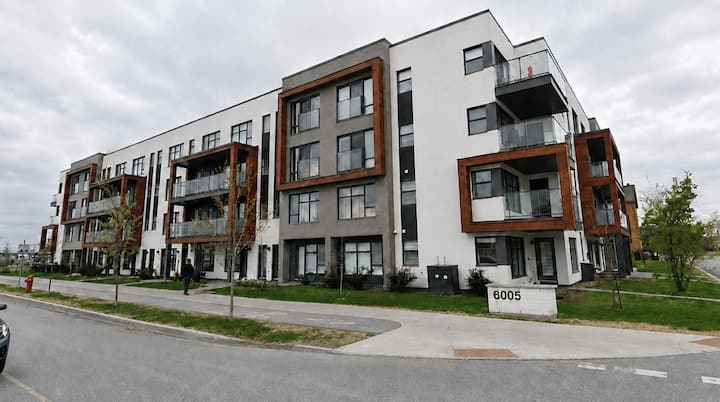 Luxury Modern Condo In Brossard - Longueuil