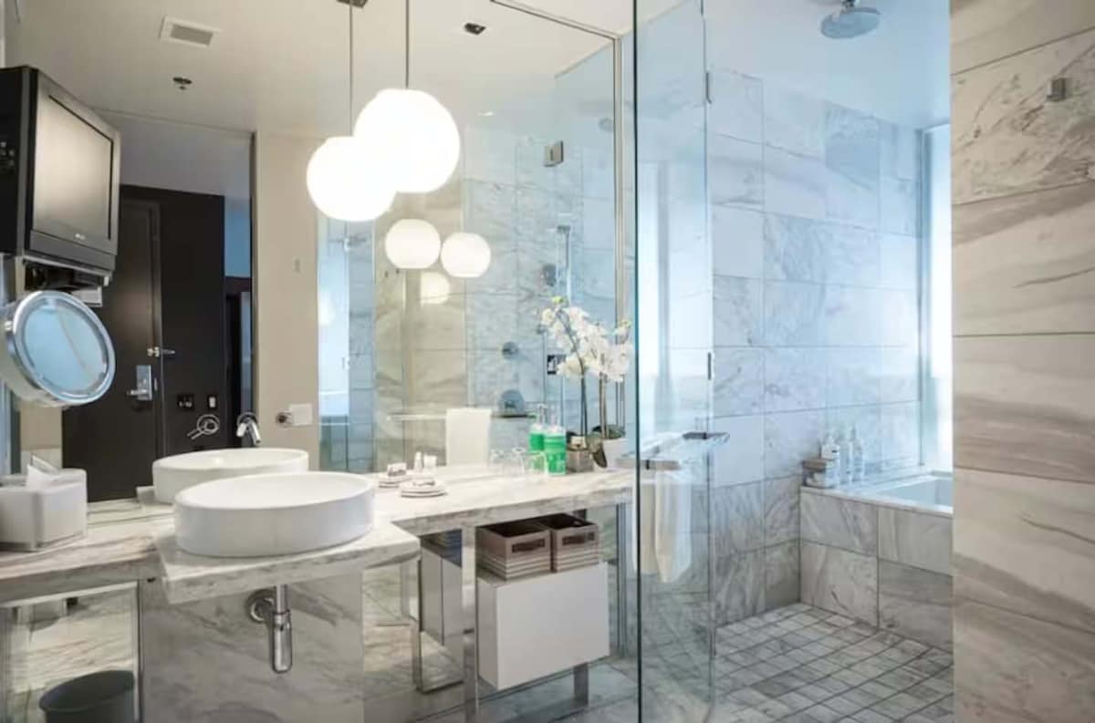 Palms Place Spa Suite