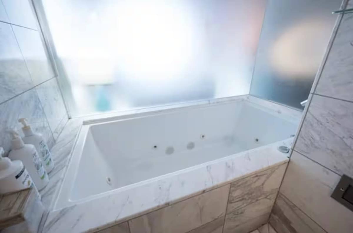 Palms Place Spa Suite